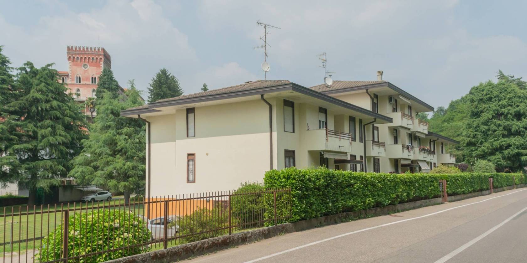 **Appartamento in Vendita ** Scopri questo spazioso appartamento situato al piano rialzato di un piccolo contesto condominiale. Con i suoi 90 m² 