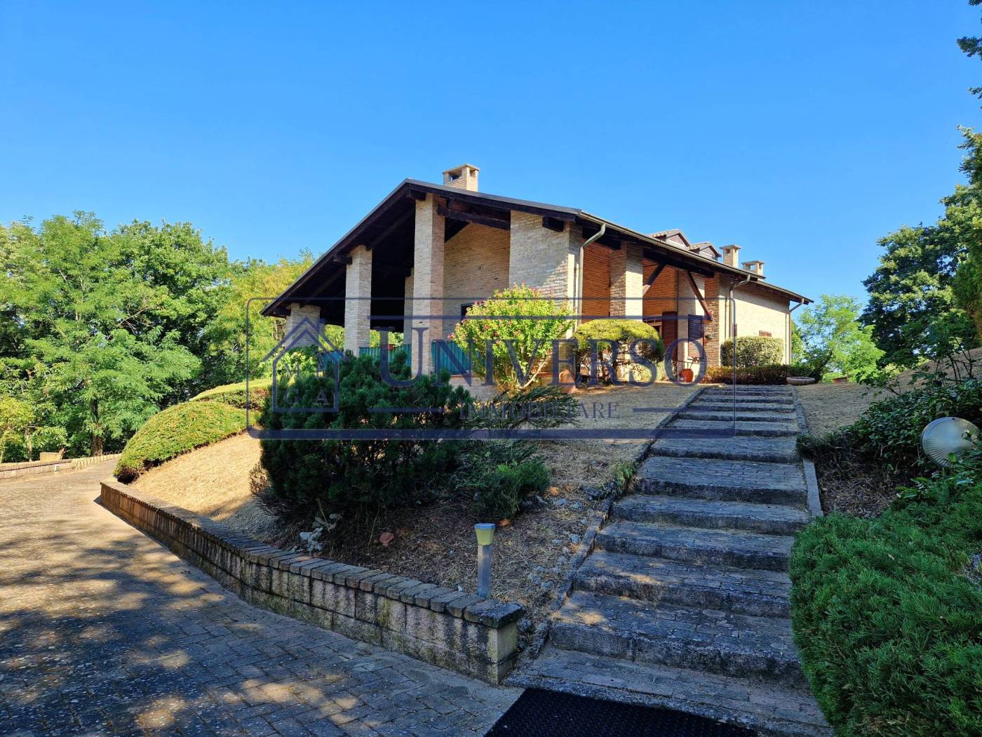 RIVANAZZANO TERME: Via Tintoretto, situata in una posizione di assoluta tranquillità immersa nel verde si trova questa splendida villa singola di 