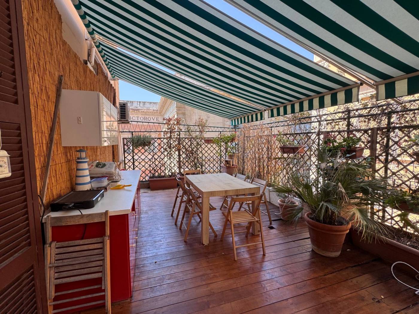 A pochi passi dal centro, nel quartiere Sallustiano e più precisamente in Via Antonio Salandra, all'interno di un palazzo con servizio di portineria, 