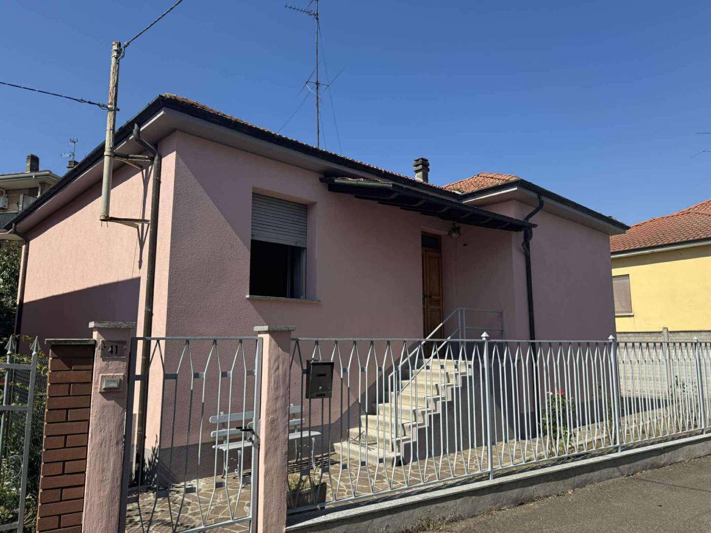 In zona residenziale tranquilla, proponiamo villetta monopiano, di circa 150 mq, con annesso box auto e giardino/orto esclusivo. L'immobile è