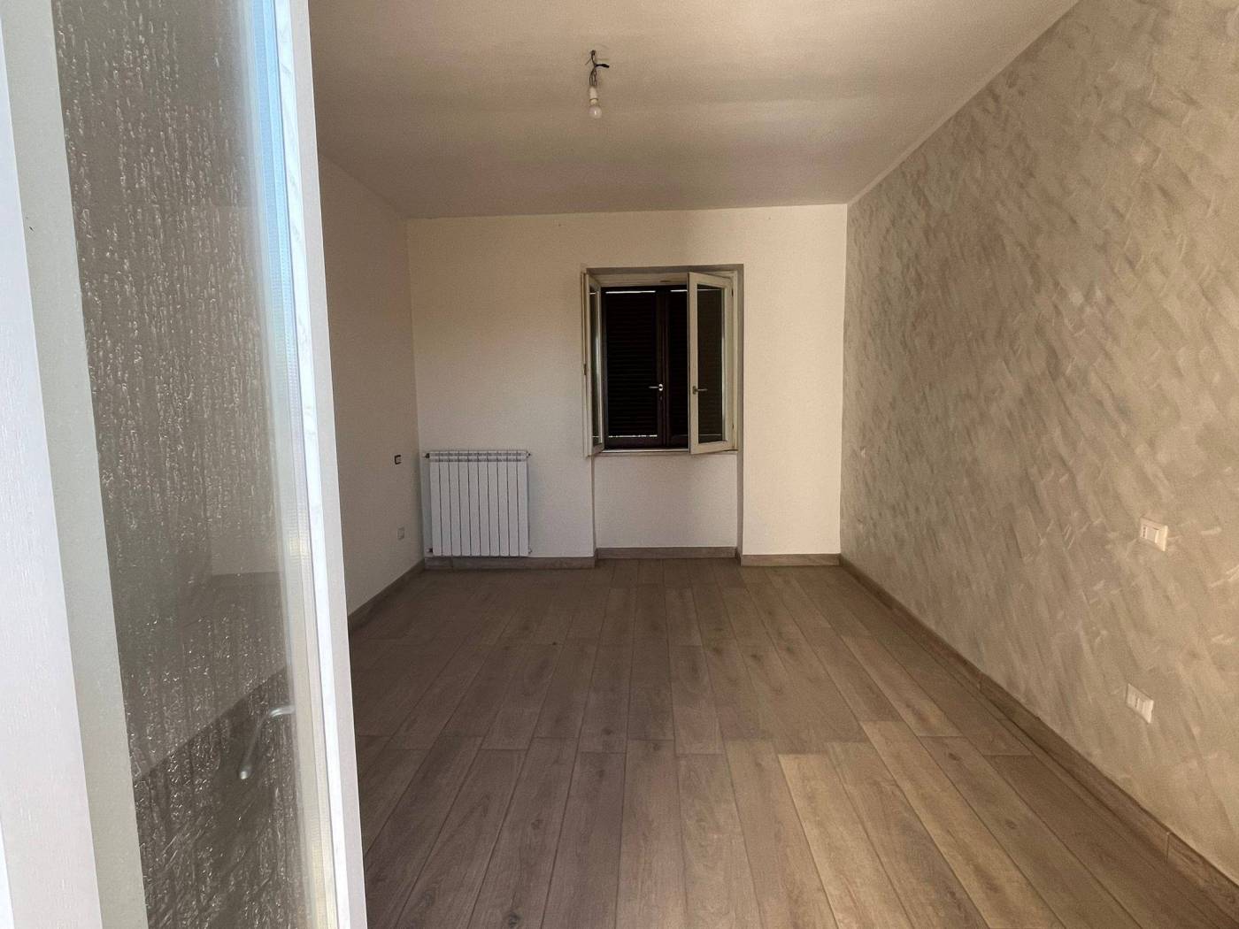 Sant'arpino, in zona ben collegata per la vicinanza della Provinciale Caivano/Aversa, disponiamo in affitto di un appartamento al piano rialzato in 