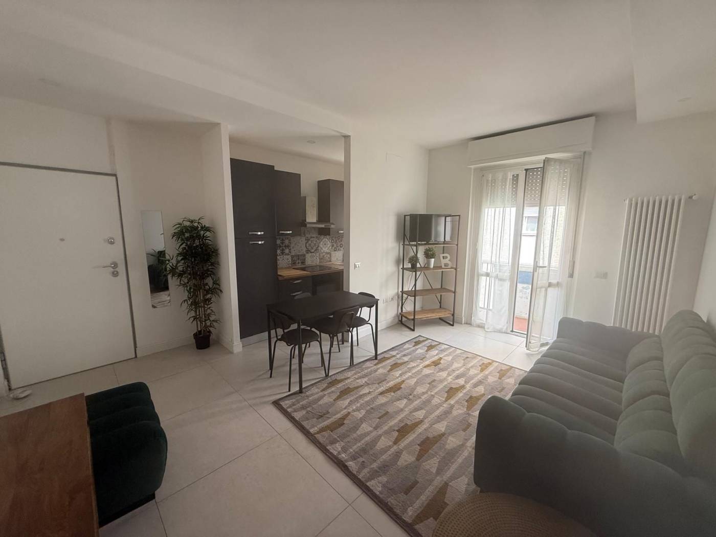 In palazzina infase di ristrutturazione, sia esternamente che internamente, proponiamo appartamento arredato in classe A al piano terra di due 