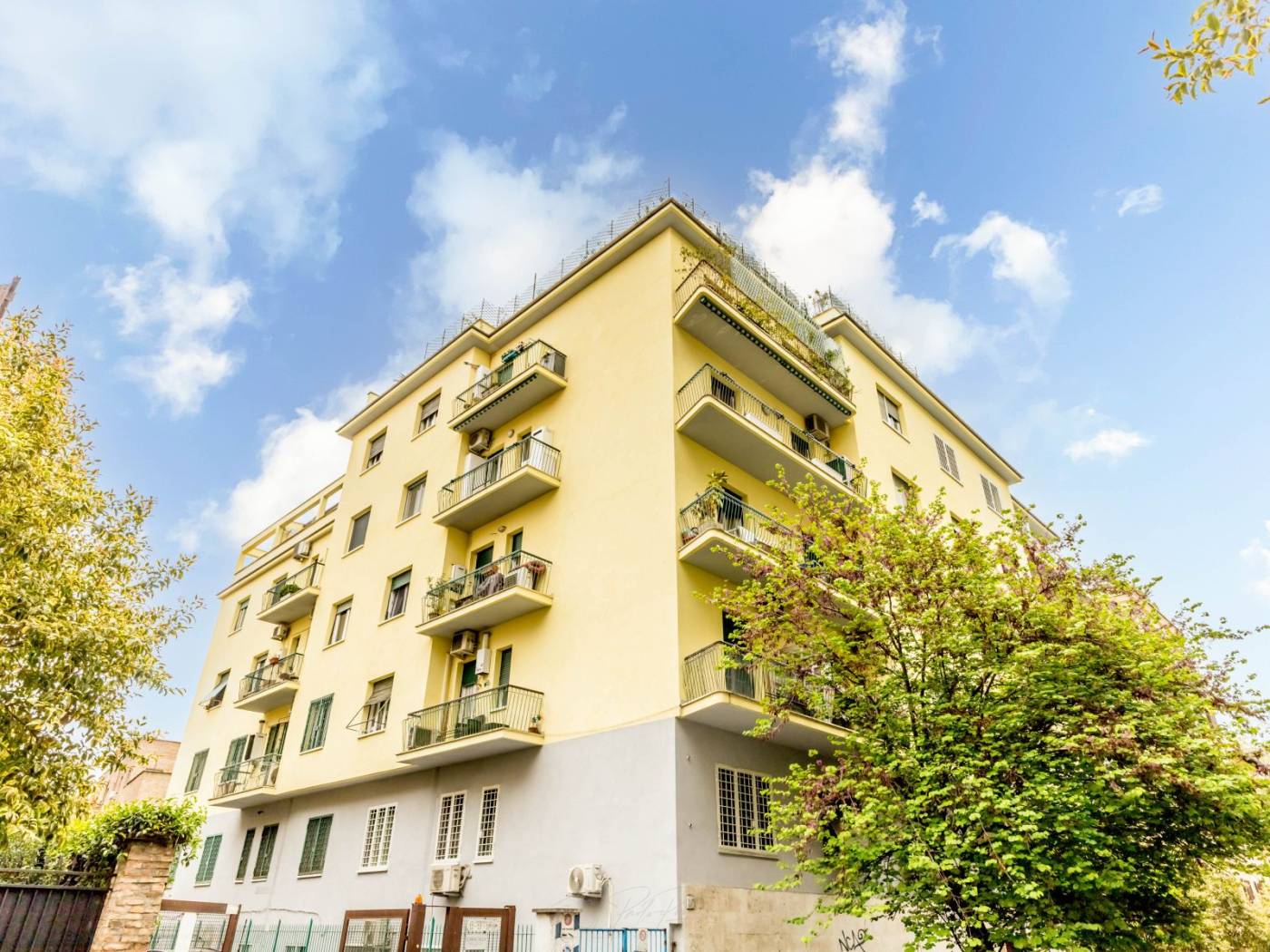 San Giovanni, via Pandosia, proponiamo in vendita un interessante appartamento completamente ristrutturato insieme all'attività di AFFITTACAMERE. 