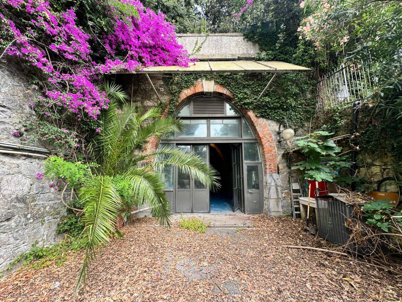 QUARTO – VILLA CARRARA: All'interno del parco di Villa Carrara, proponiamo in locazione un'ex galleria ferroviaria del 1860, attualmente adibita a 