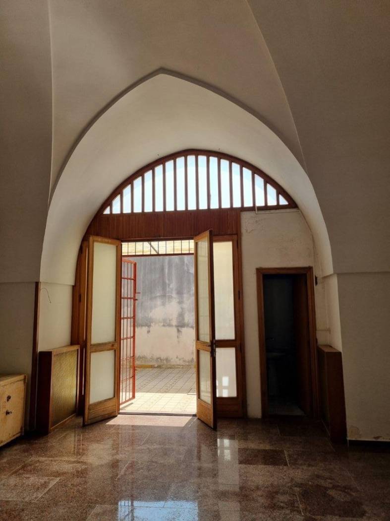 Carmiano - In zona centrale, ottimamente servita, con strada di passaggio che offre buona visibilità, proponiamo un locale commerciale di circa mq 