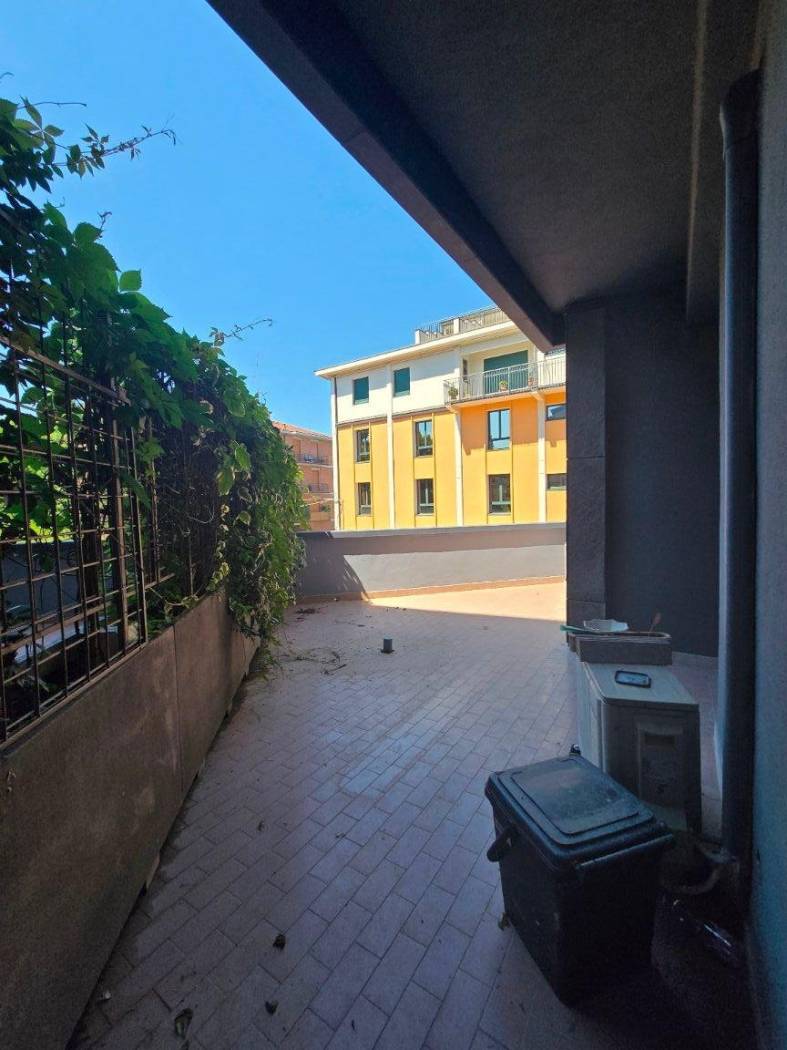 Vendesi ufficio al piano primo di palazzo alle porte del centro storico. Palazzina con capotto esterno e infissi nuovi, ottimamente isolata, fresca 