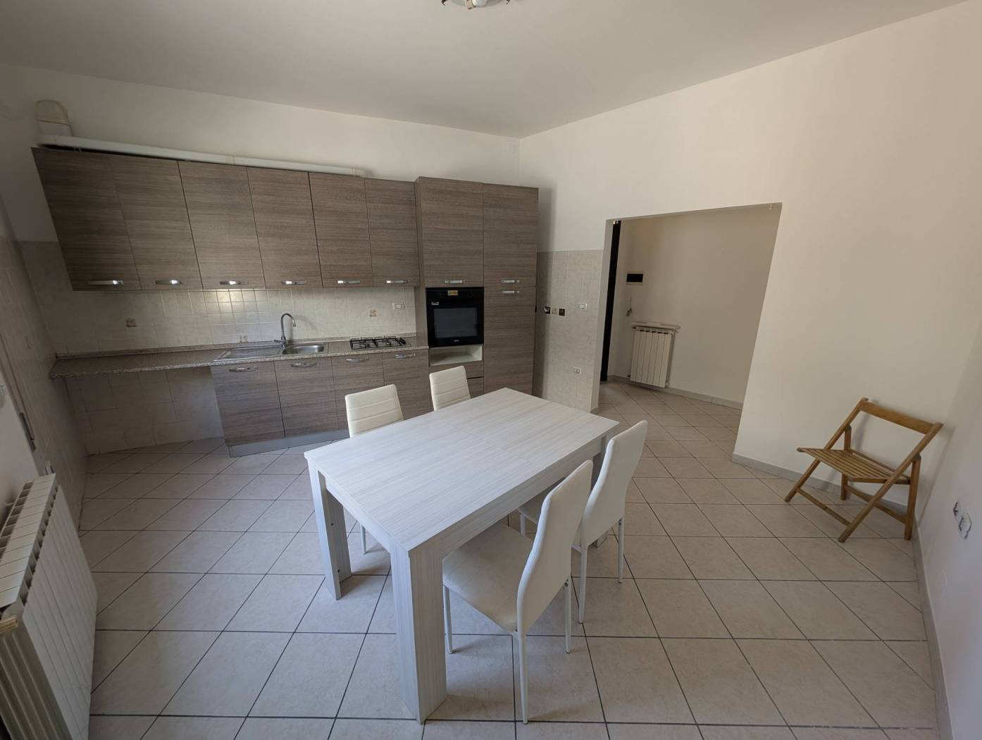 In via Barbieri, comoda a tutti i servizi di via Modena, proponiamo in vendita ottimo appartamento con ingresso indipendente disposto interamente al