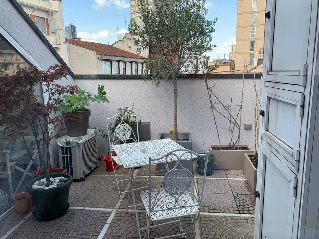 Via Della Moscova 10, Zona centrale di Milano, proponiamo in affitto tre locali, mansardato, di circa 100 mq, al sesto e ultimo piano con ascensore. 