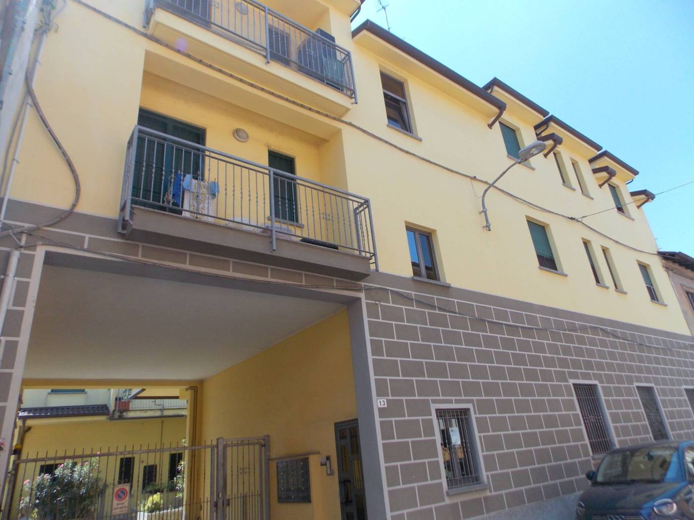 Lissone in zona strategica, comoda con la stazione ed il centro cittadino proponiamo trilocale con sottotetto in contesto del 2006. La soluzione 