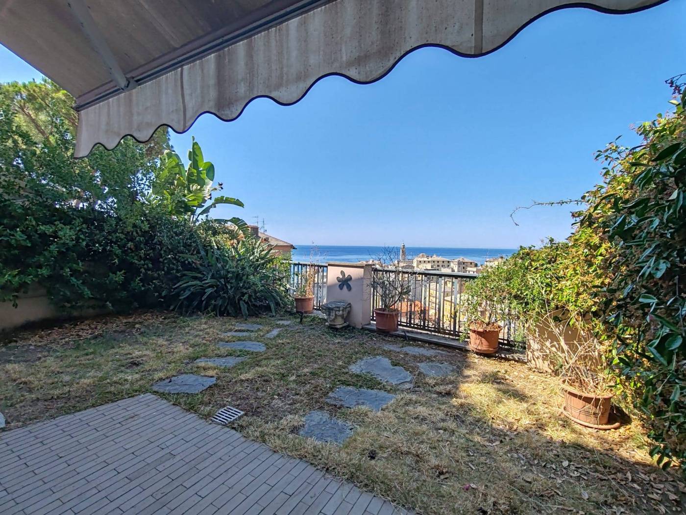 Bogliasco – Via Guglielmo Marconi NUOVO SUL MERCATO Vista Mare e Giardino Privato a Due Passi dal Centro In posizione comoda e riservata, proponiamo 