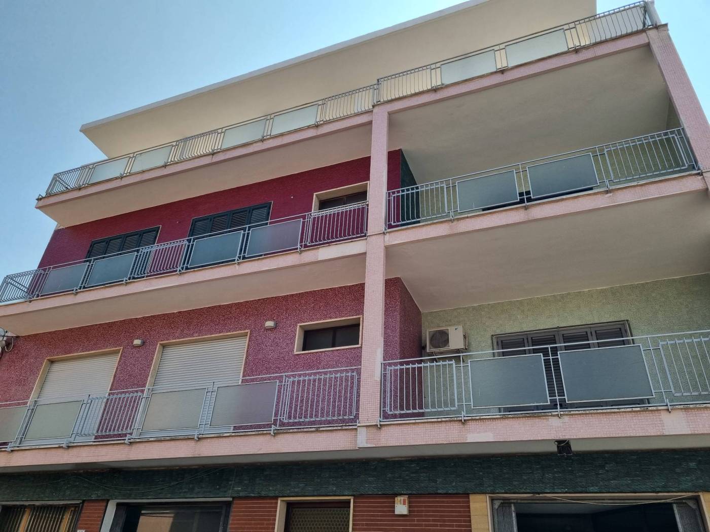 CARMIANO - In zona centrale e servita, proponiamo un ampio e luminoso attico. È posto al secondo ed ultimo piano di un elegante stabile bifamiliare. 