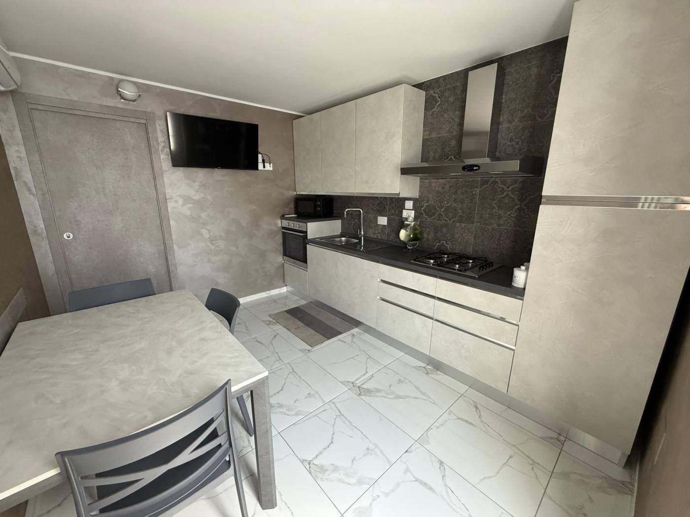 AFFITTASI APPARTAMENTO PER STUDENTI O TRASFERTISTI Torino, Via Martorelli 75 L'agenzia Gagliardi immobiliare propone in locazione un elegante 