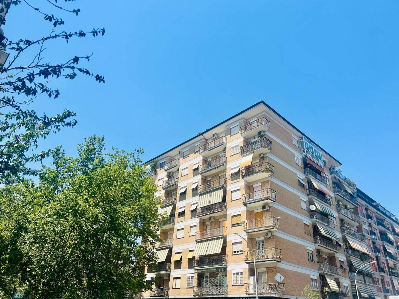 APPIO CLAUDIO TUSCOLANA ADIAC. PARCO DEGLI ACQUEDOTTI E PIU' PRECISAMENTE IN VIA SESTIO CALVINO IN UNA PALAZZINA SIGNORILE IN CORTINA LA BL CASE 