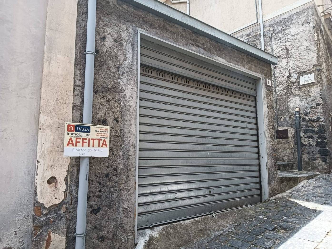 Vano garage posto al piano terra, della superficie di 16 mq circa,. sito nel Comune di Bronte (CT) in Via Galileo Galilei n° 9. Canone mensile