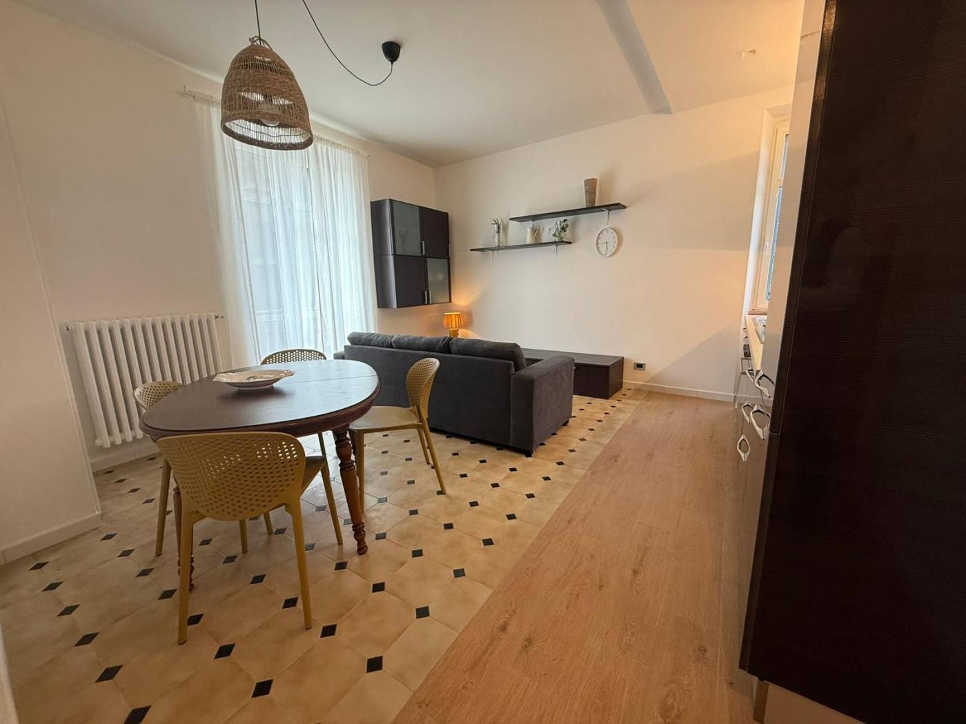 AFFITTASI A STUDENTI O TRASFERTISTI REFERENZIATI L'agenzia Gagliardi immobiliare propone in locazione un elegante trilocale ristrutturato, sito in 