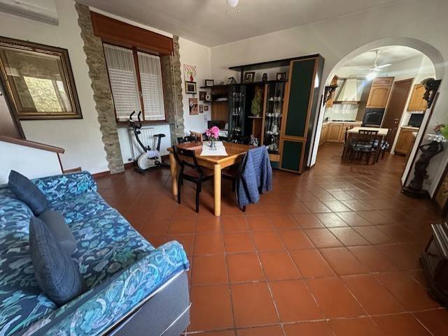 Trecate, in zona residenziale proponiamo una casa indipendente bifamiliare che è libera su quattro lati e con ampio cortile privato. L'immobile è 