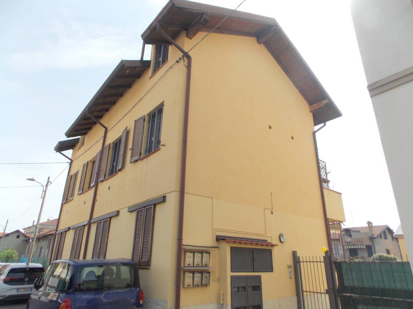Bareggia in zona residenziale e comoda con tutti i principali servizi proponiamo bilocale al piano terra in contesto del 2001. La soluzione si 