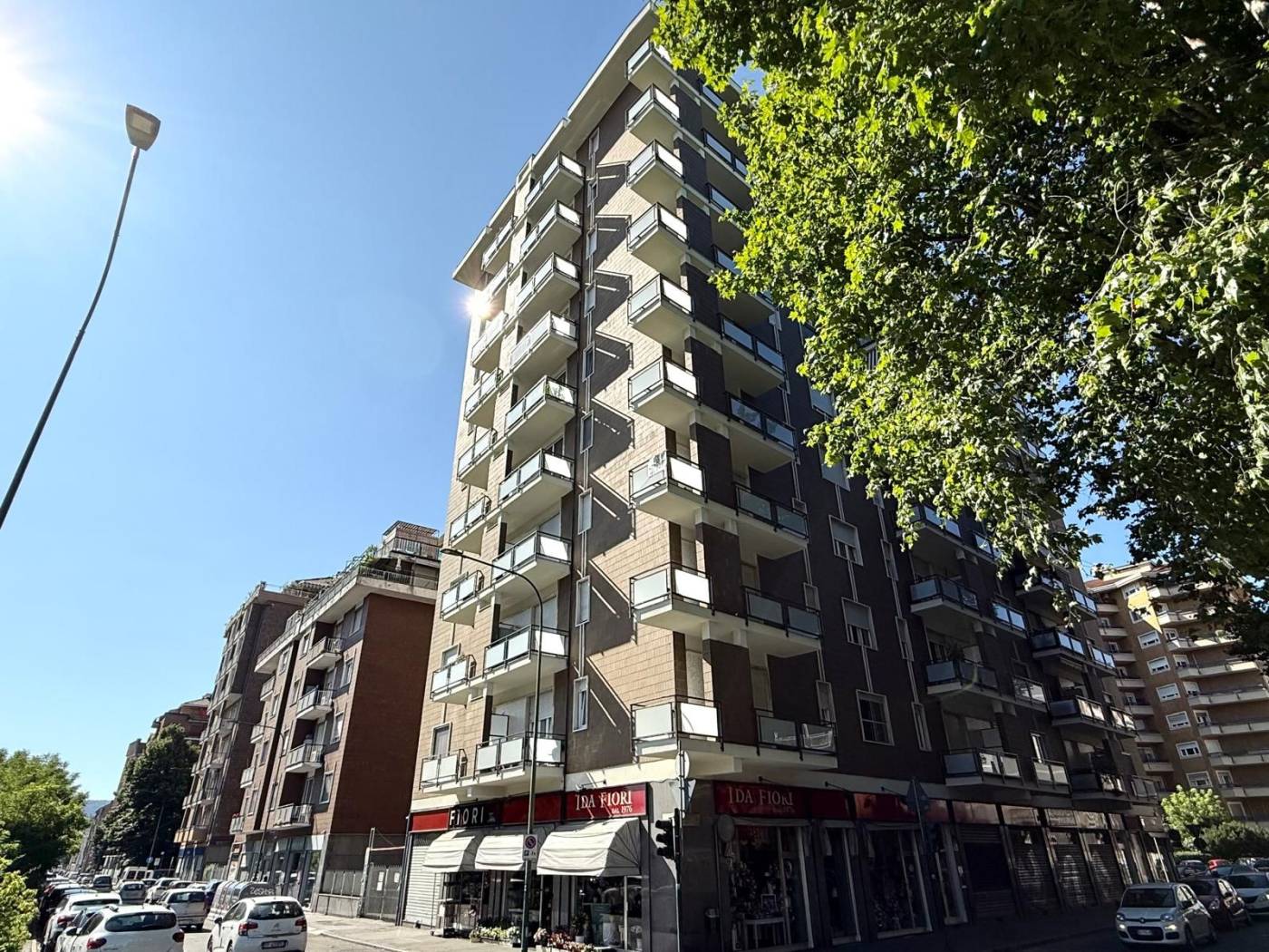 L'agenzia Gagliardi immobiliare propone in vendita locale commerciale sito in via Sempione 198, in quartiere dinamico e ben servito, ricco di 