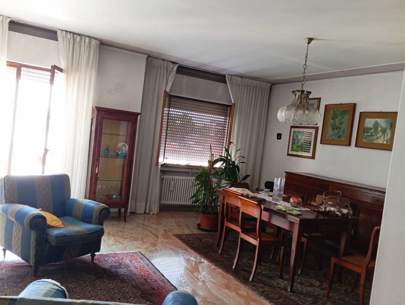 Mestre - nel cuore del centro città, piano alto, luminoso, di ampie dimensioni, composto da ingresso, ampio soggiorno con terrazzo, cucina abitabile 