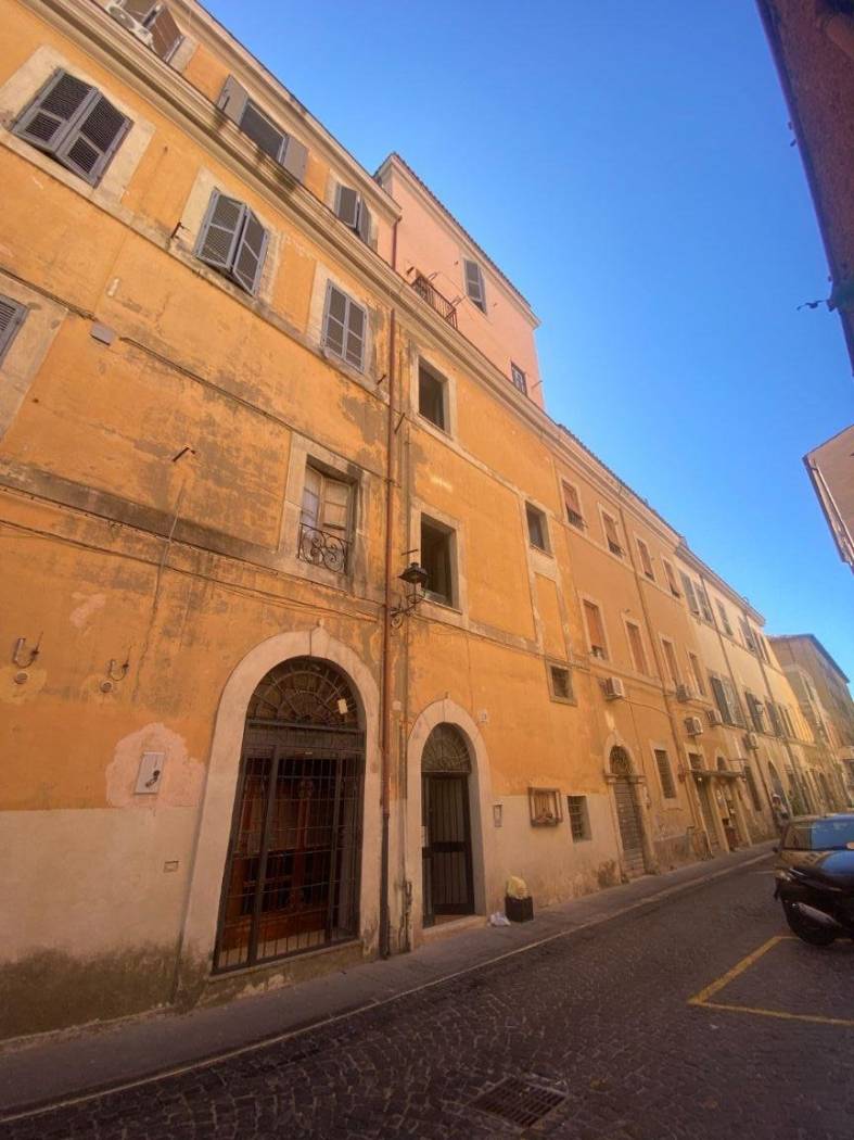 L'Agenzia Immobiliare Tecnoedil, al CENTRO STORICO, a due passi dal porto e dal mercato, propone in vendita in una palazzina storica UN 