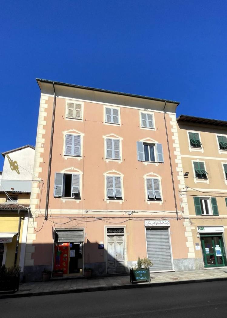 Ci troviamo nella via principale di Busalla, e proponiamo un piccolo appartamento da ristrutturare. Posto al secondo piano di una piccola palazzina 