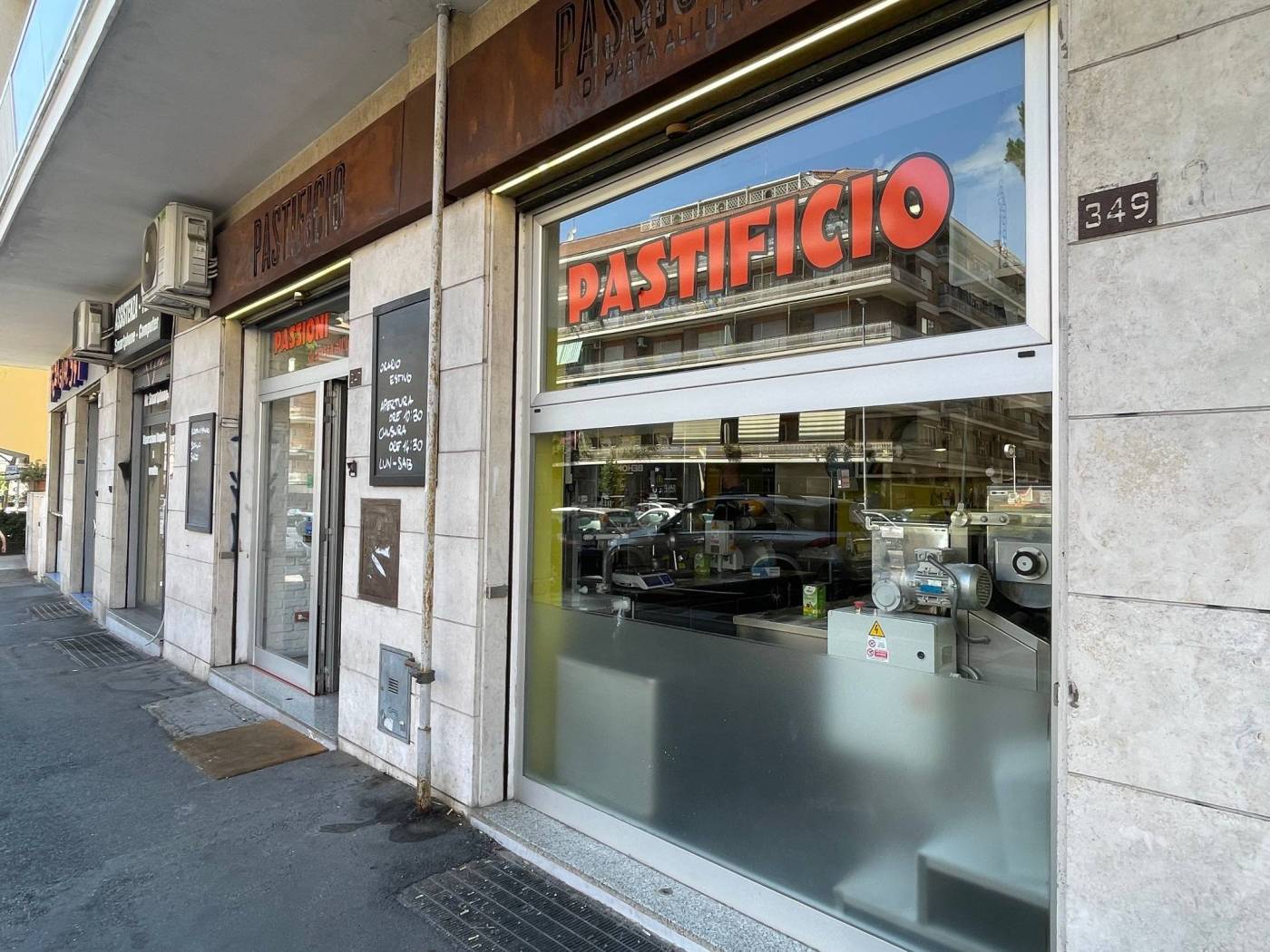 Nel punto più commerciale di via Gregorio VII, proponiamo la vendita delle mura di un locale commerciale di circa 58 mq, con due ampie vetrine su 