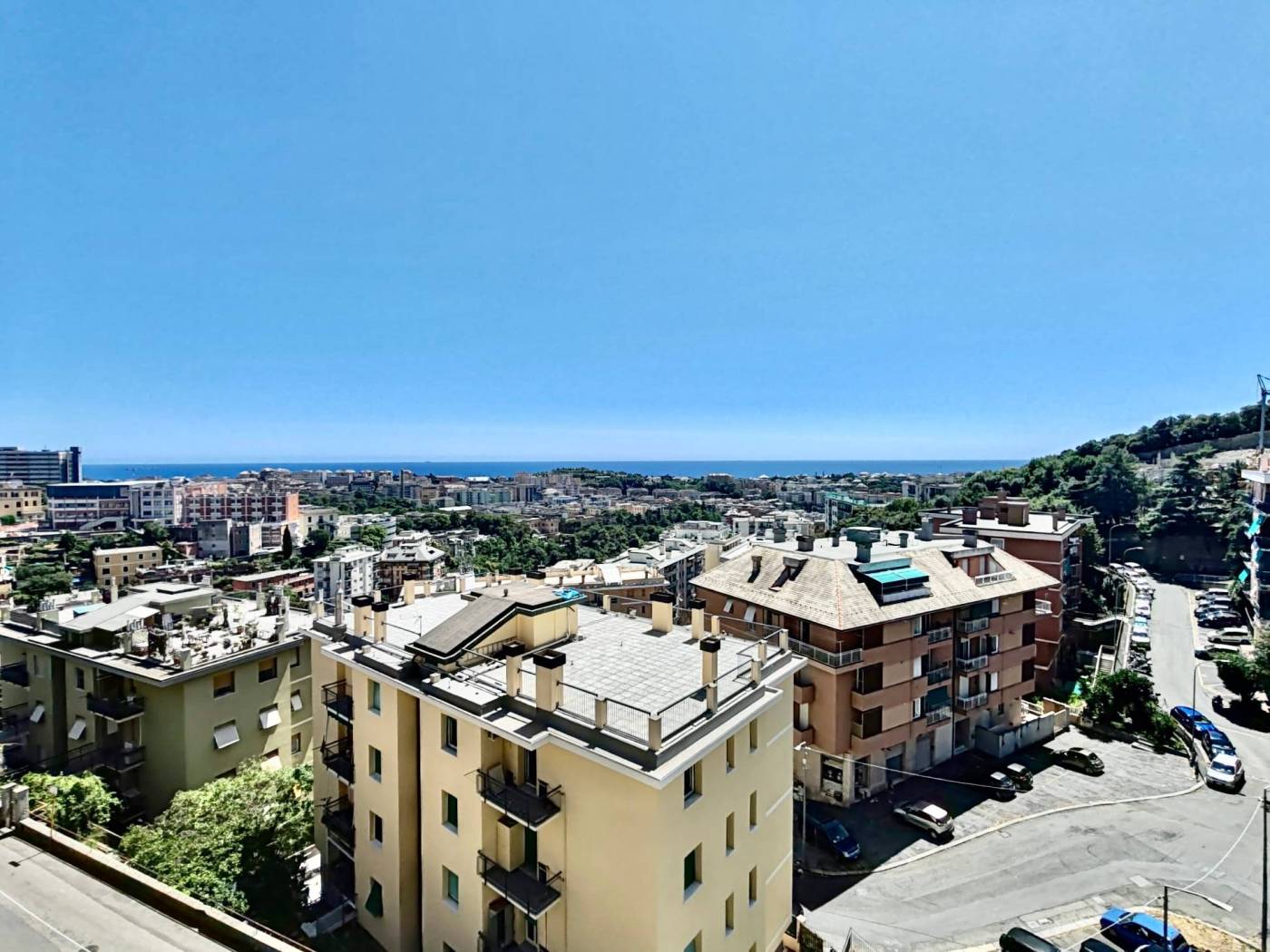 Ideale per coppia o famiglia: silenzioso, ben distribuito, con balconi, posto auto e splendida vista panoramica In contesto tranquillo e riservato, 