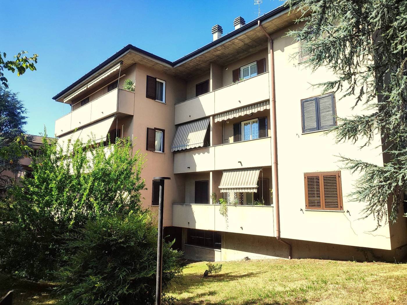 3 LOCALI CON CUCINA ABITABILE Desio, frazione San Giorgio, comodo con tutti i servizi di prima necessità, in condominio edificato nel 1980 servito d' 