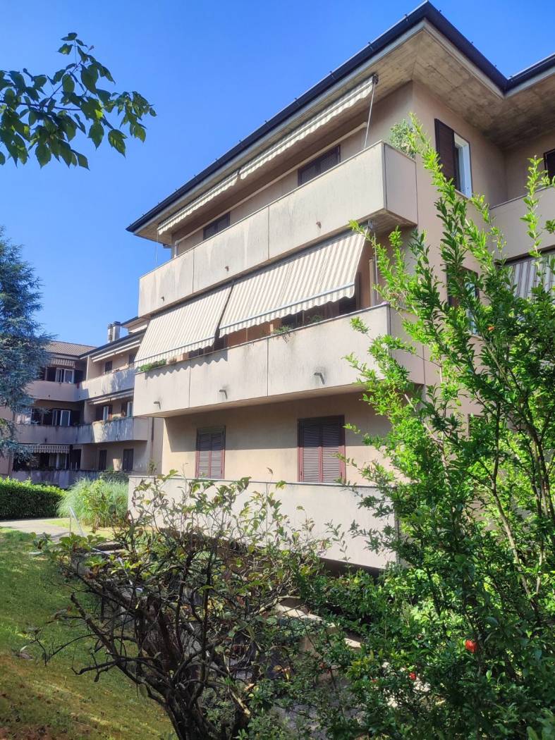 3 LOCALI CON CUCINA ABITABILE Desio, frazione San Giorgio, comodo con tutti i servizi di prima necessità, in condominio edificato nel 1980 servito d' 