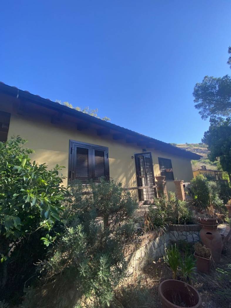 L'Agenzia Immobiliare Tecnoedil, propone in vendita in un contesto immerso nella totale tranquillità, lontano da ogni rumore del caos cittadino, una 