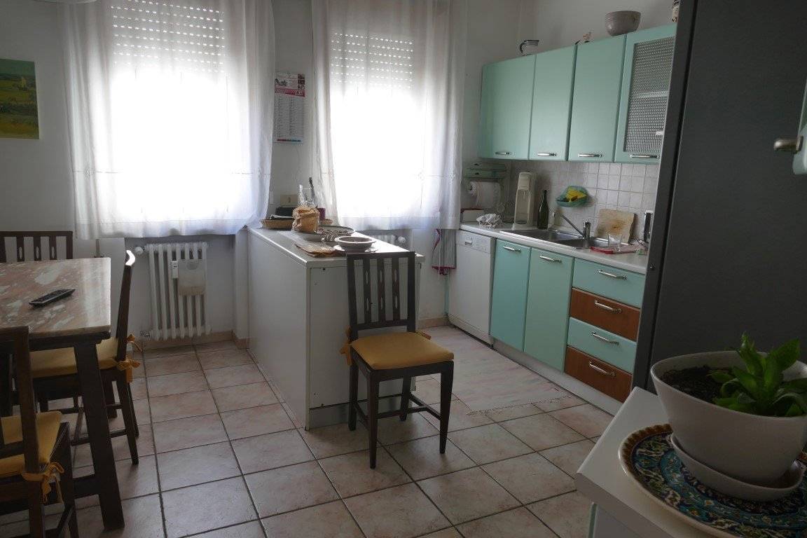 Mestre nel cuore del centro città, appartamento luminoso di ampie dimensioni, composto da ingresso, ampio soggiorno, cucina abitabile, tre camere, 