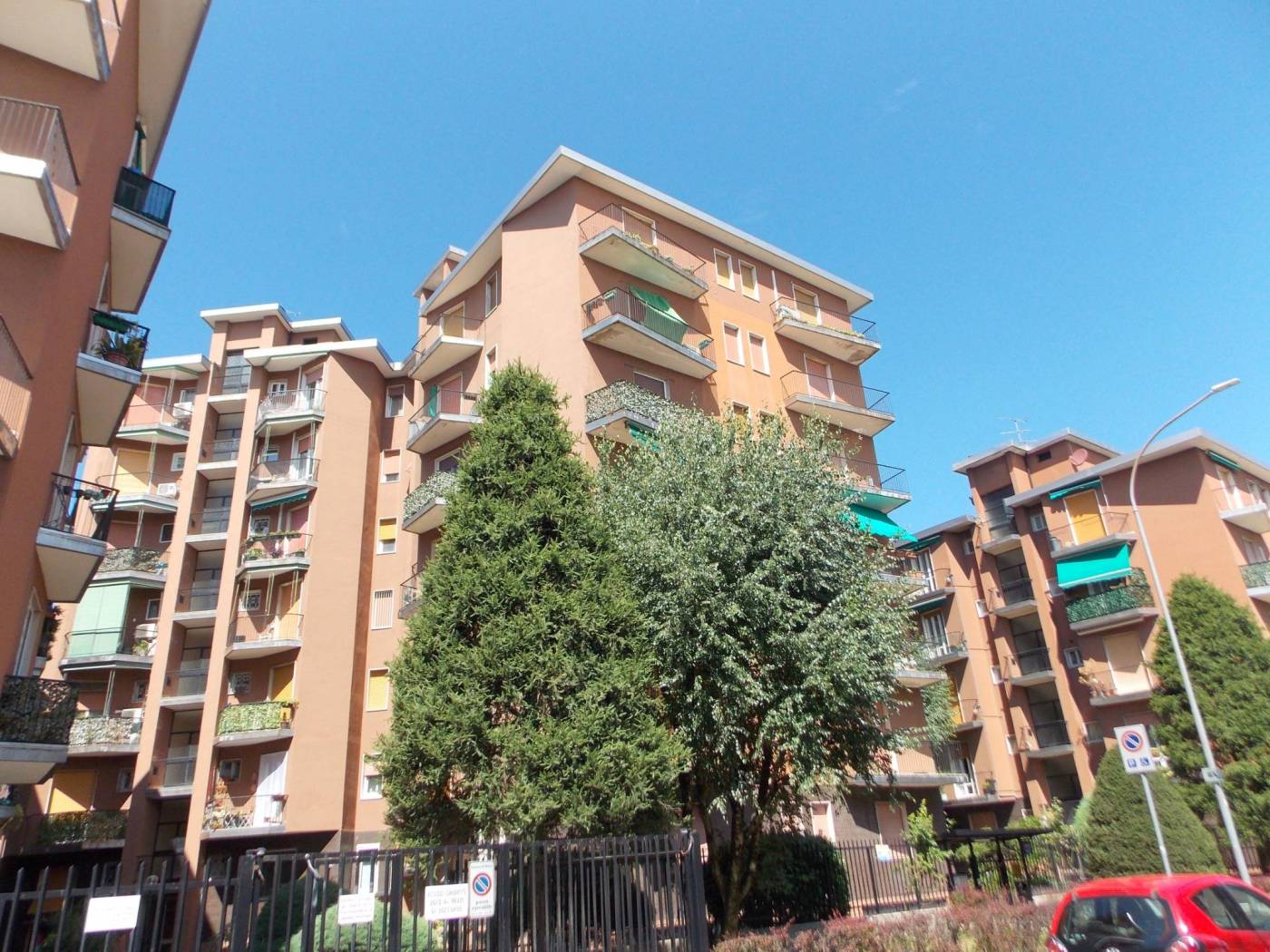 Monza in zona libertà proponiamo bilocale al quarto piano con ascensore in contesto anni'60. L'appartamento è stato completamente ristrutturato nel 
