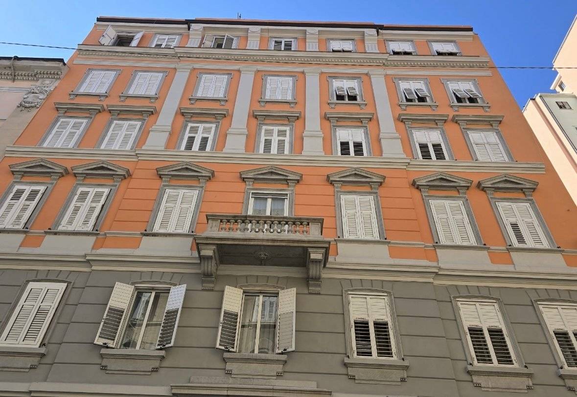 Via PASCOLI - VIA ROSSETTI Appartamento ampia metratura libero subito composto da salone doppio tre camere cucina abitabile tre camere bagno due 