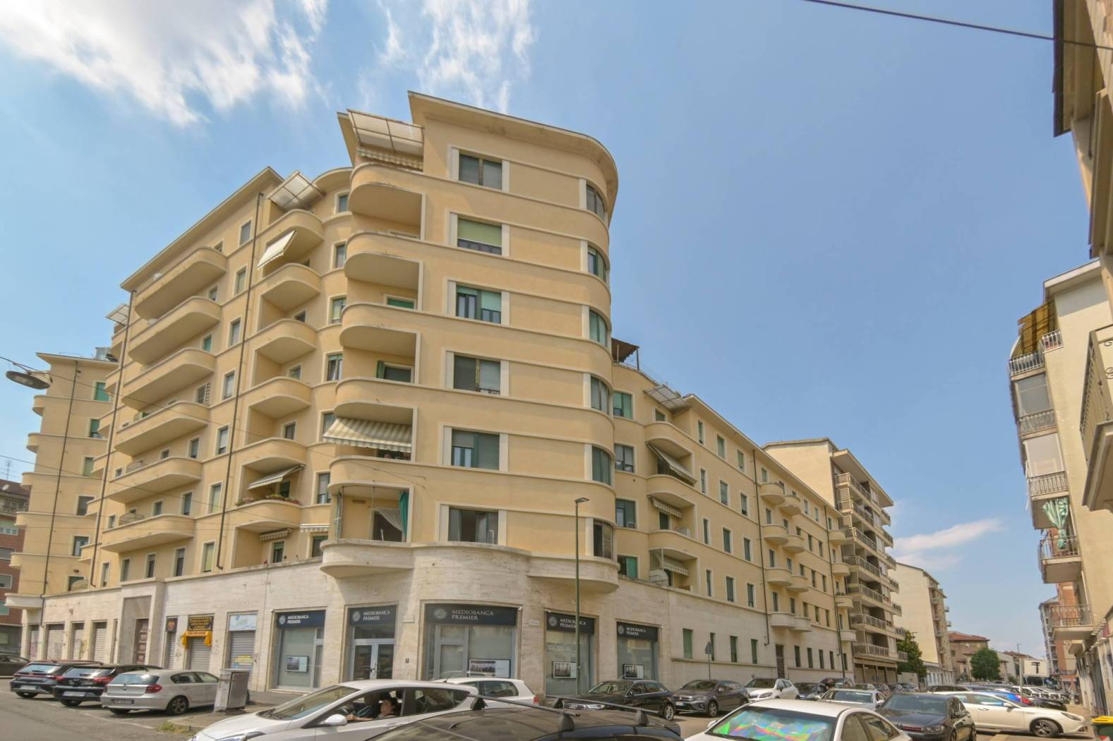 Vendesi appartamento in zona servitissima , composto da ingresso, due ampie camere , cucina abitabile e bagno. L'appartamento ha doppia esposizione e 