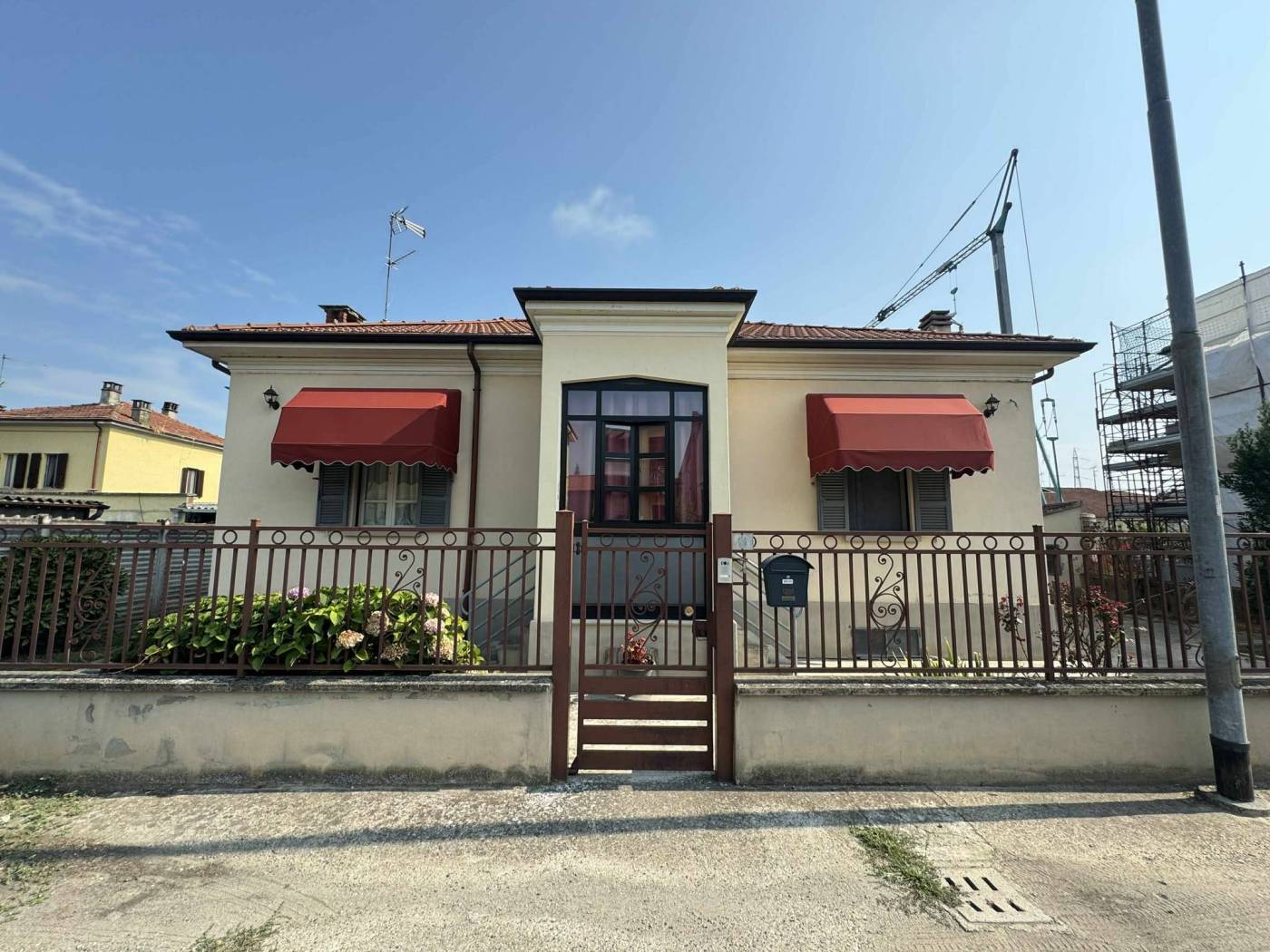 Ottima soluzione indipendente di circa 105 mq da poco ristrutturata, sviluppata su di un unico piano abitativo, composta da ingresso, soggiorno, 