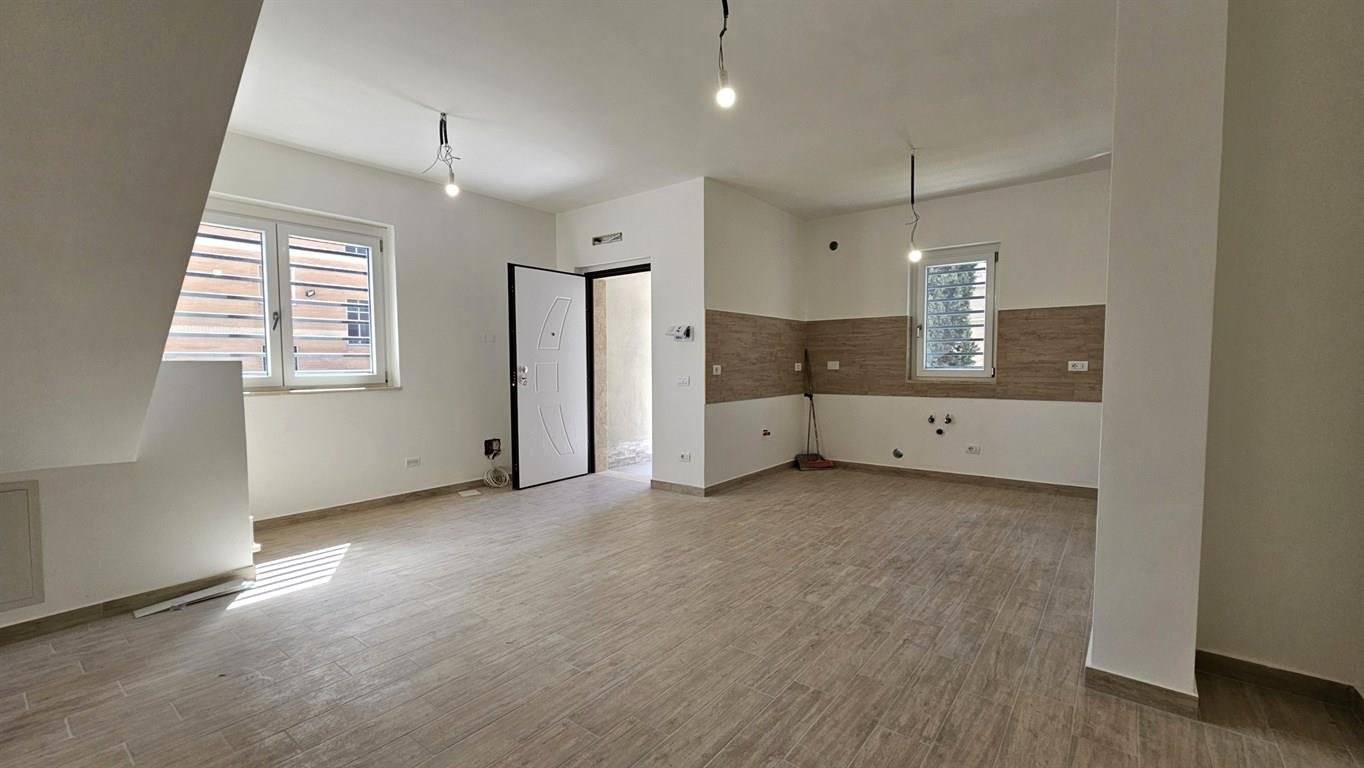 FONTE NUOVA - Loc. Santa Lucia - Proponiamo in vendita porzione di bifamiliare a 100 mt da Via Palombarese, vicino svincolo centro commerciale, nuova 