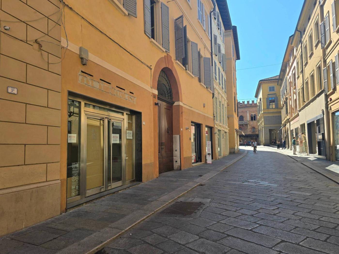 Negozio con vetrina sulla via emilia Negozio di circa 80 mq con due locali sul retro per magazzino e un servizio igienico.