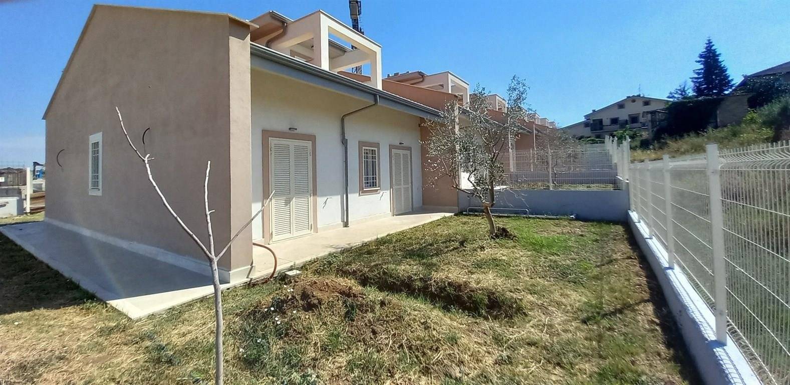 Fonte Nuova - Tor Lupara - NUOVA COSTRUZIONE - Villini a schiera bi-livello con spazi esterni vivibili - così composti: PT - soggiorno con angolo 