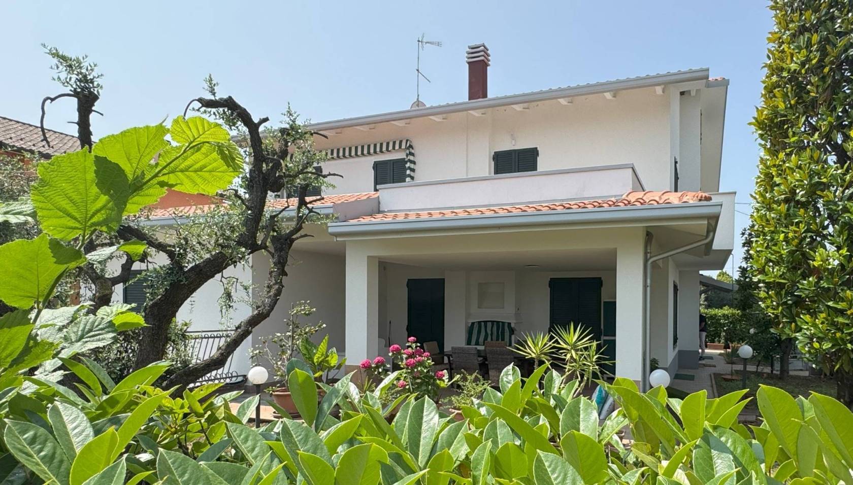 VILLA VERUCCHIO, via Che Guevara, a due passi dal centro, in zona servitissima CASA INDIPENDENTE BIFAMILIARE sviluppata su due piani, con giardino di