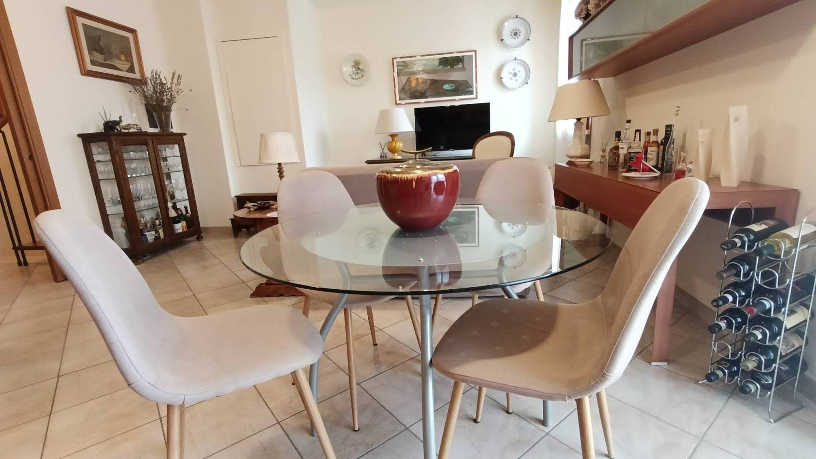 riferimento annuncio: AA-280 PROPONIAMO IN VENDITA, IN ZONA MOLTO RICHIESTA, APPARTAMENTO CON INGRESSO INDIPENDENTE, PIANO PRIMO CON MANSARDA. LA 
