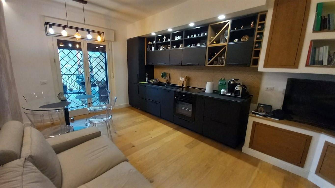 Monterotondo Scalo – Proponiamo in vendita elegante bilocale in ottimo stato, RISTRUTTURATO TRE ANNI FA, situato al 1° piano di una palazzina in 