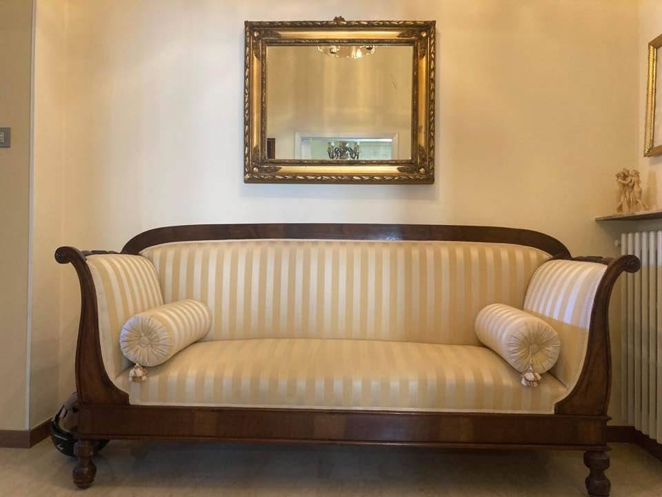 SENIGALLIA, zona Portone, elegante appartamento al primo piano di piccola palazzina quadrifamiliare degli anni '50. Internamente composto da ampio 