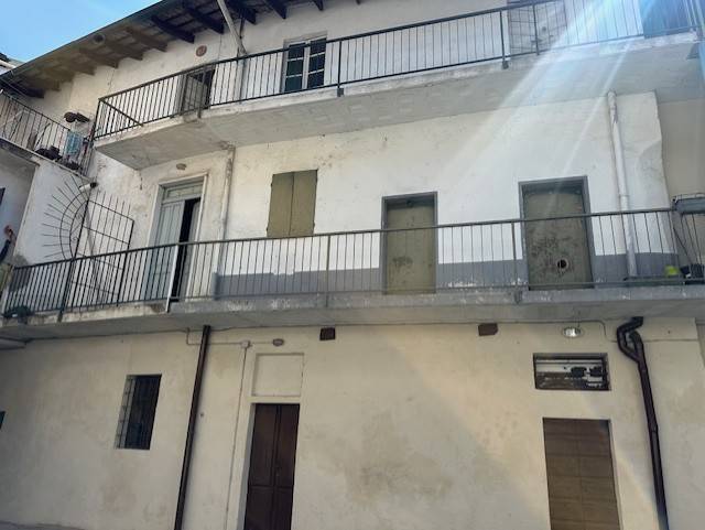 Trecate, in centro proponiamo un immobile di ampia metratura disposto su tre livelli, il piano terra è accatastato come locale commerciale ed ha tre 