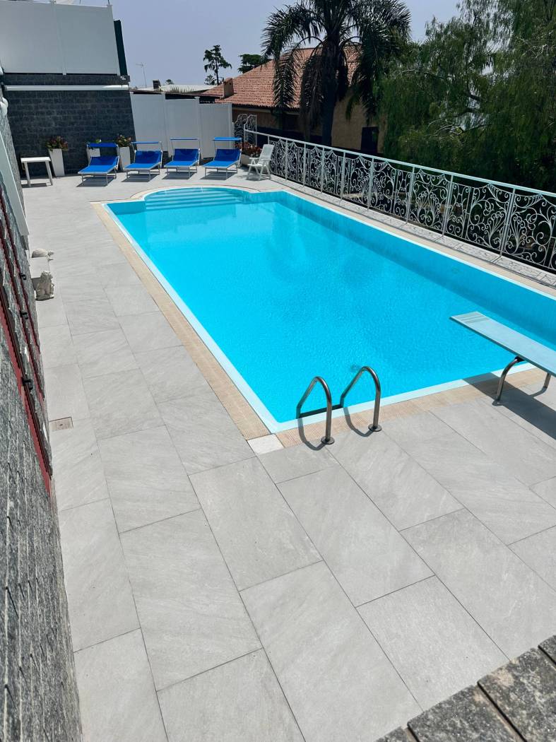 Sanremo si affitta mensilmente Villa con 2 appartamenti, terrazzi vista mare, 4 camere da letto 3 bagni , salotto , cucina soggiorno, camino barbecue 