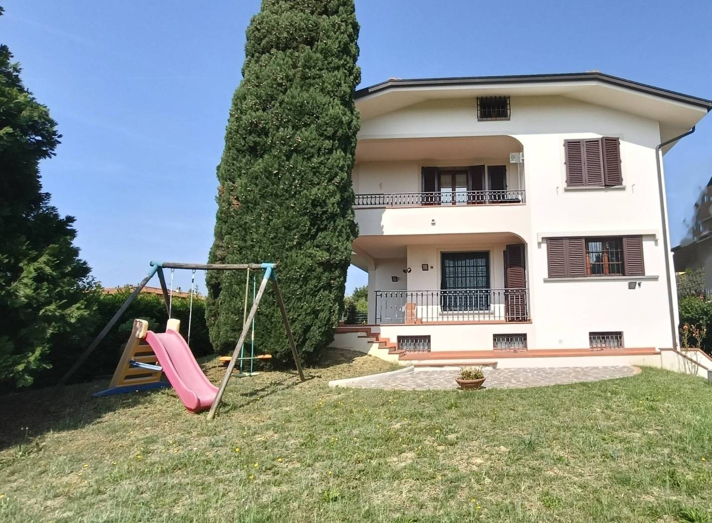 riferimento annuncio: MC-580 Proponiamo in vendita a CERRETO GUIDI , sul versante empolese, SPLENDIDA VILLA con BELLISSIMI AFFACCI SULLE 