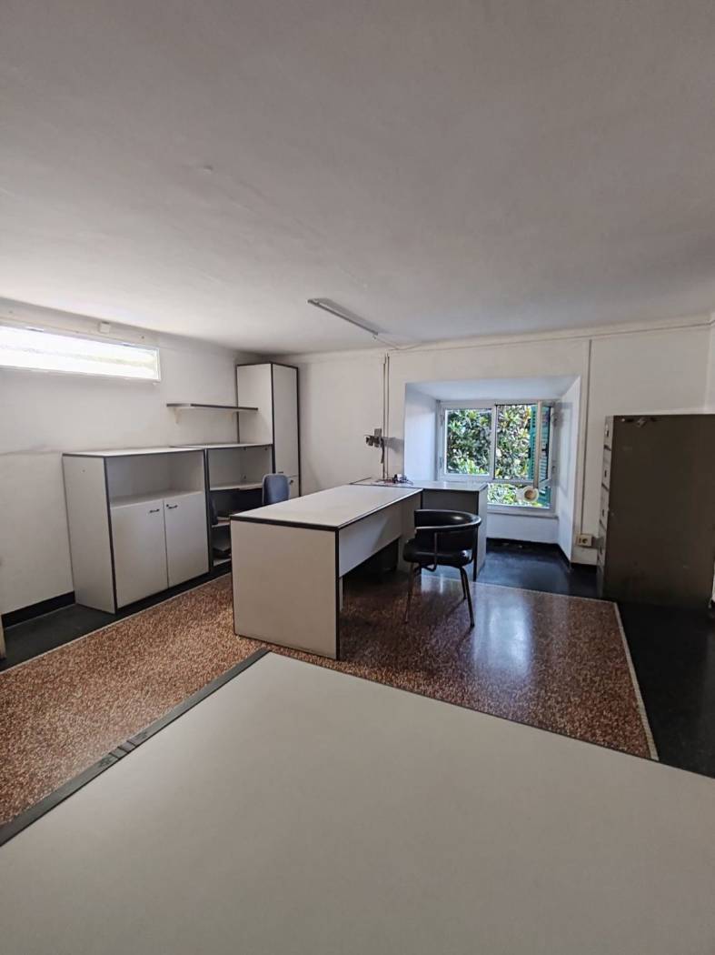 Di Negro via Milano. Appartamento ideale come ufficio, studio medico, ufficio/magazzino. Ad un primo piano comodo proponiamo in vendita un 