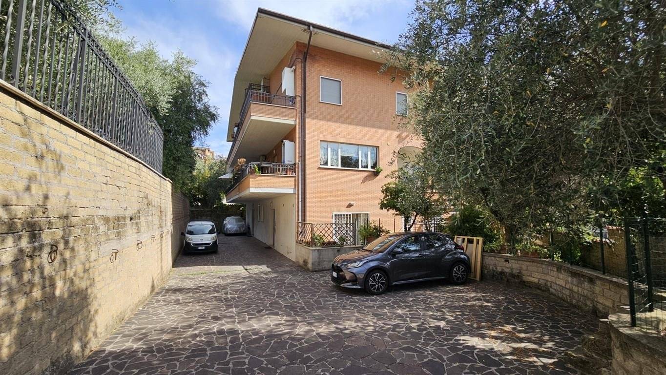 FONTE NUOVA - loc. Tor Lupara - Proponiamo in vendita appartamento di circa 75 mq sito al primo terra di una piccola palazzina in cortina, così 