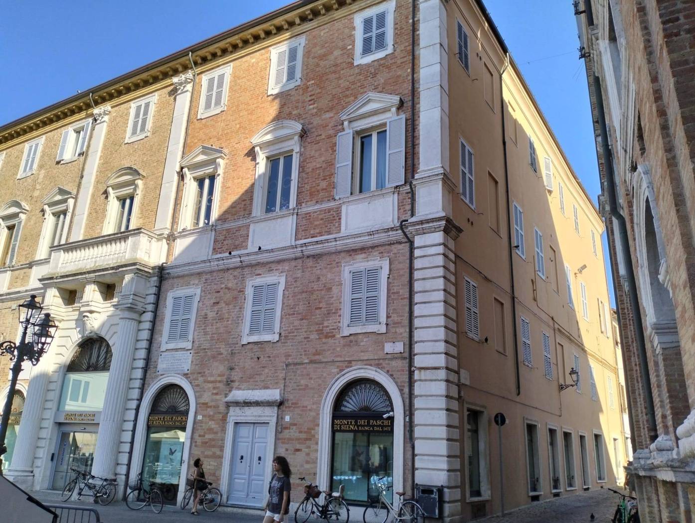 SENIGALLIA, nella centralissima Piazza Roma, appartamento trilocale luminoso e panoramico in corso di totale ristrutturazione composto da zona 
