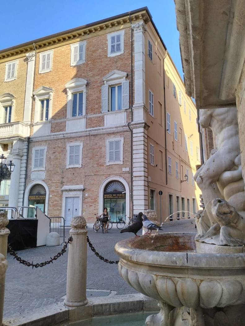 SENIGALLIA, nella centralissima Piazza Roma, appartamento monovano in corso di totale ristrutturazione composto da zona ingresso, unico vano 