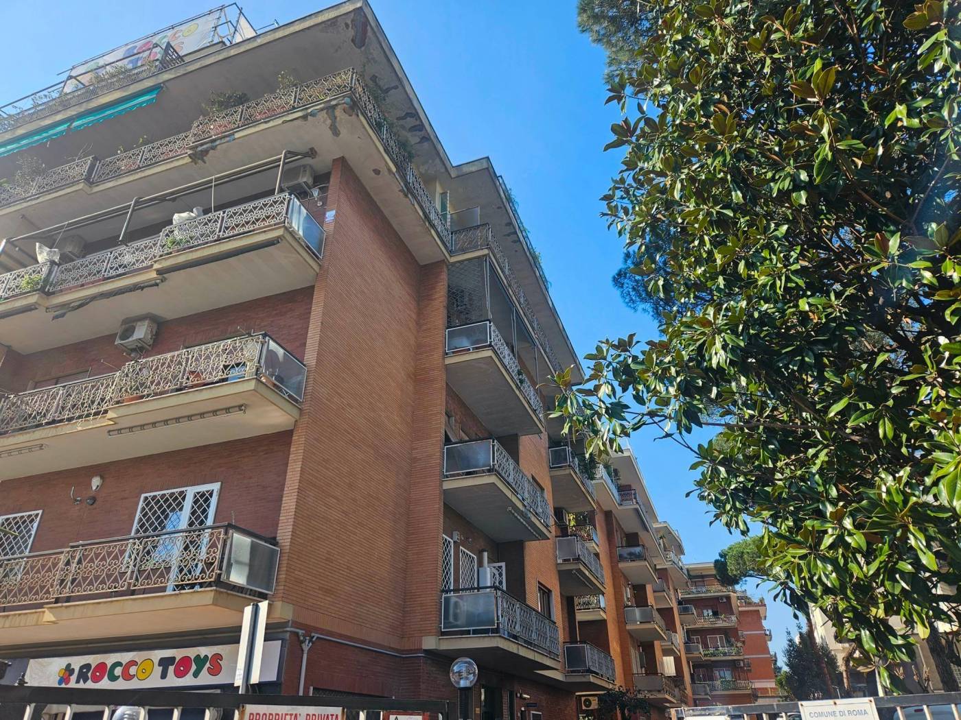 Gianicolense precisamente all'inizio di viale dei Colli Portuensi in complesso signorile in cortina, con servizio di portineria, proponiamo la
